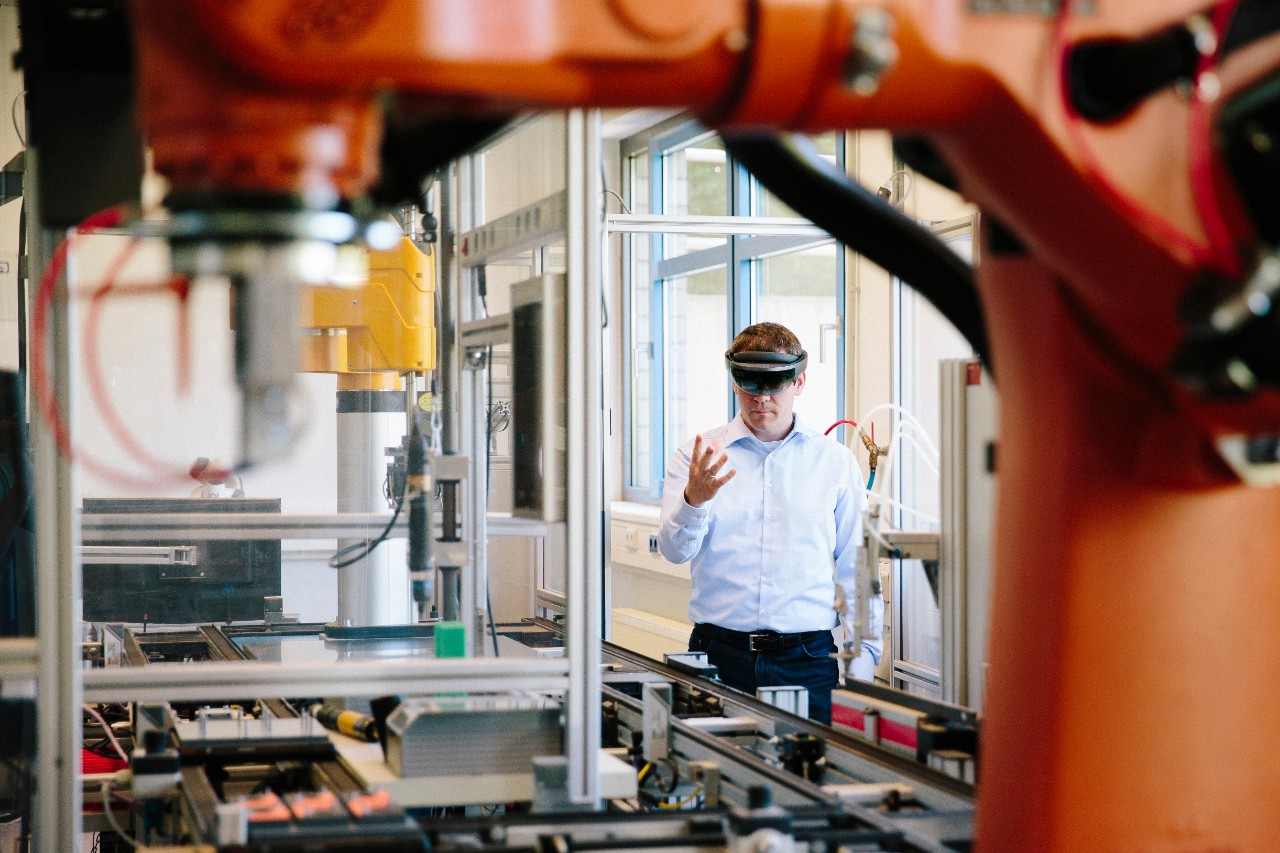 engineer-hololens-robot-fabriek-getty-1157133191.jpg